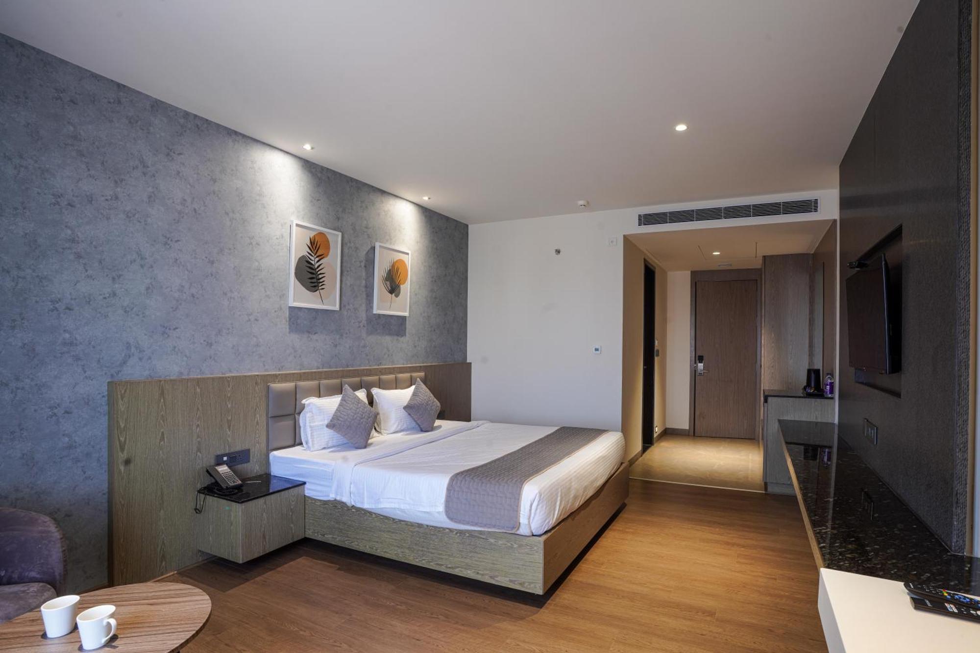 Hotel Tulips Grand Hyderabad Exterior photo
